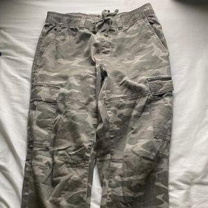 No boundaries Camo pants in a size small